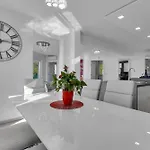 Апартаменты Exclusive Penthouse Big Blue With Private Jacuzzi Макарска