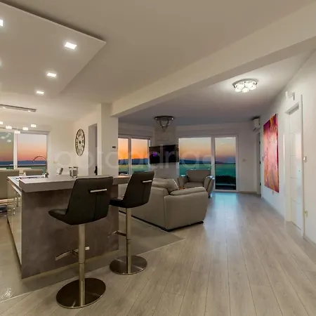 Daire Exclusive Penthouse Big Blue With Private Jacuzzi Makarska
