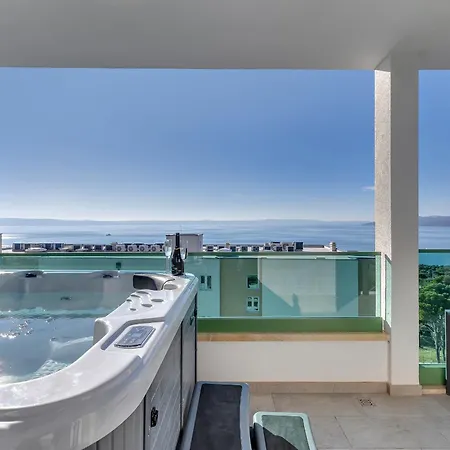 Exclusive Penthouse Big Blue With Private Jacuzzi Daire Makarska