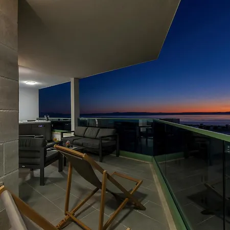 Daire Exclusive Penthouse Big Blue With Private Jacuzzi Makarska