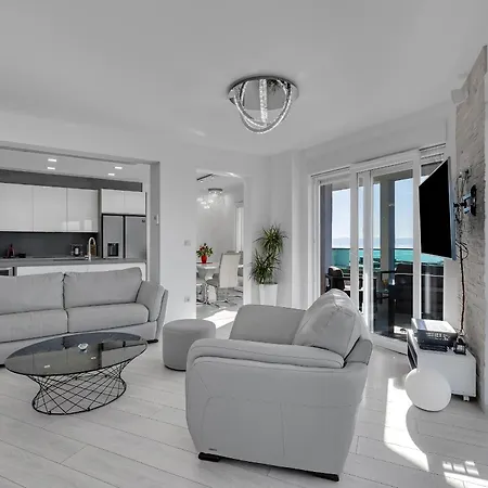 Exclusive Penthouse Big Blue With Private Jacuzzi Daire Makarska