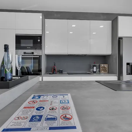 Exclusive Penthouse Big Blue With Private Jacuzzi Daire Makarska